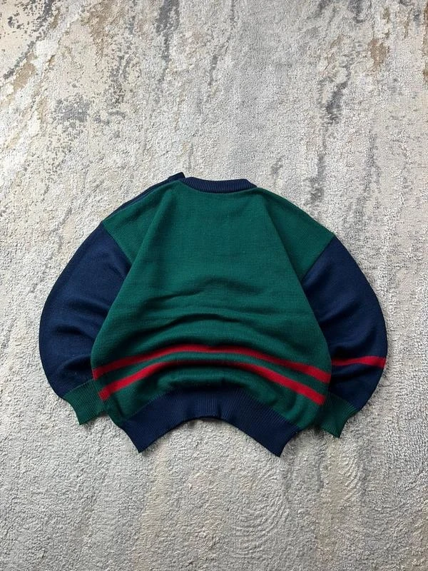 Pull en laine à col rond brodé style Coogi Vintage avec boutons sur les épaules – photo 10